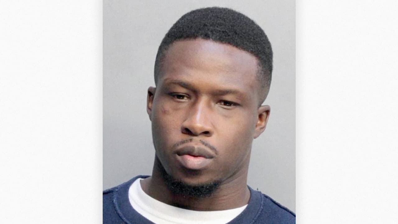 Acusado defeca en la corte y lanza excrementos a una jueza