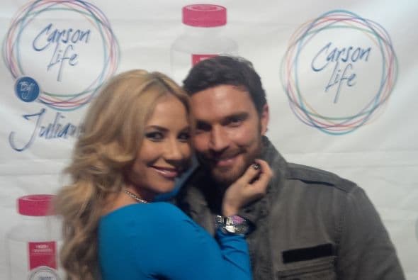 Julián Gil con Odaray Prats. (Fotos: Manuel Muñoz/Dream Team Agency) Más videos de Chismes aquí.