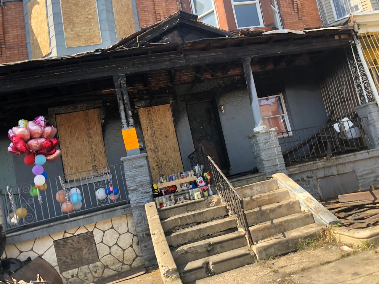 El fuego se puso bajo control a las 8:16 a.m. No hay información sobre qué provocó el incendio ya que se está llevando a cabo una investigación.