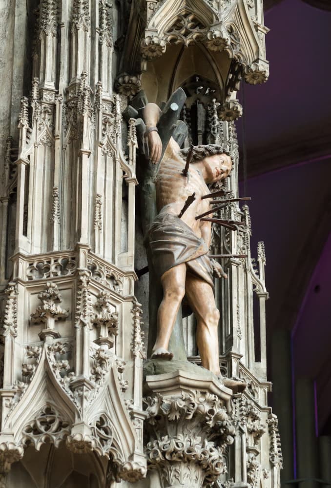 El emperador lo obligó a escoger entre ser su soldado o seguir a Jesucristo. Sebastián por supuesto optó por Jesús. Desairado, el emperador lo amenazó de muerte, pero San Sebastián, convertido en soldado de Cristo por la confirmación, se mantuvo firme en su fe.