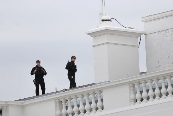 La avenida Pensilvania, que lleva a las puertas de la Casa Blanca, ha sido bloqueada, como medida de precaución, después de que dos explosiones en la maratón de la ciudad de Boston hayan causado al menos dos muertos y una veintena de heridos.