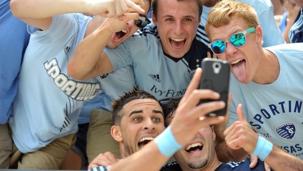 Dom Dywer se juntó con los aficionados del Sporting Kansas City y se tomó una ‘selfie’.