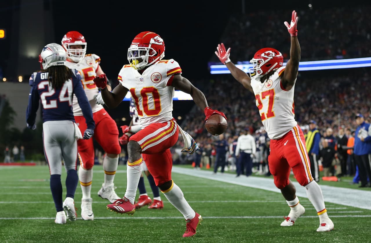 Tyreek Hill celebra un touchdown de los Chiefs contra los Patriots el 14 de octubre de 2018.