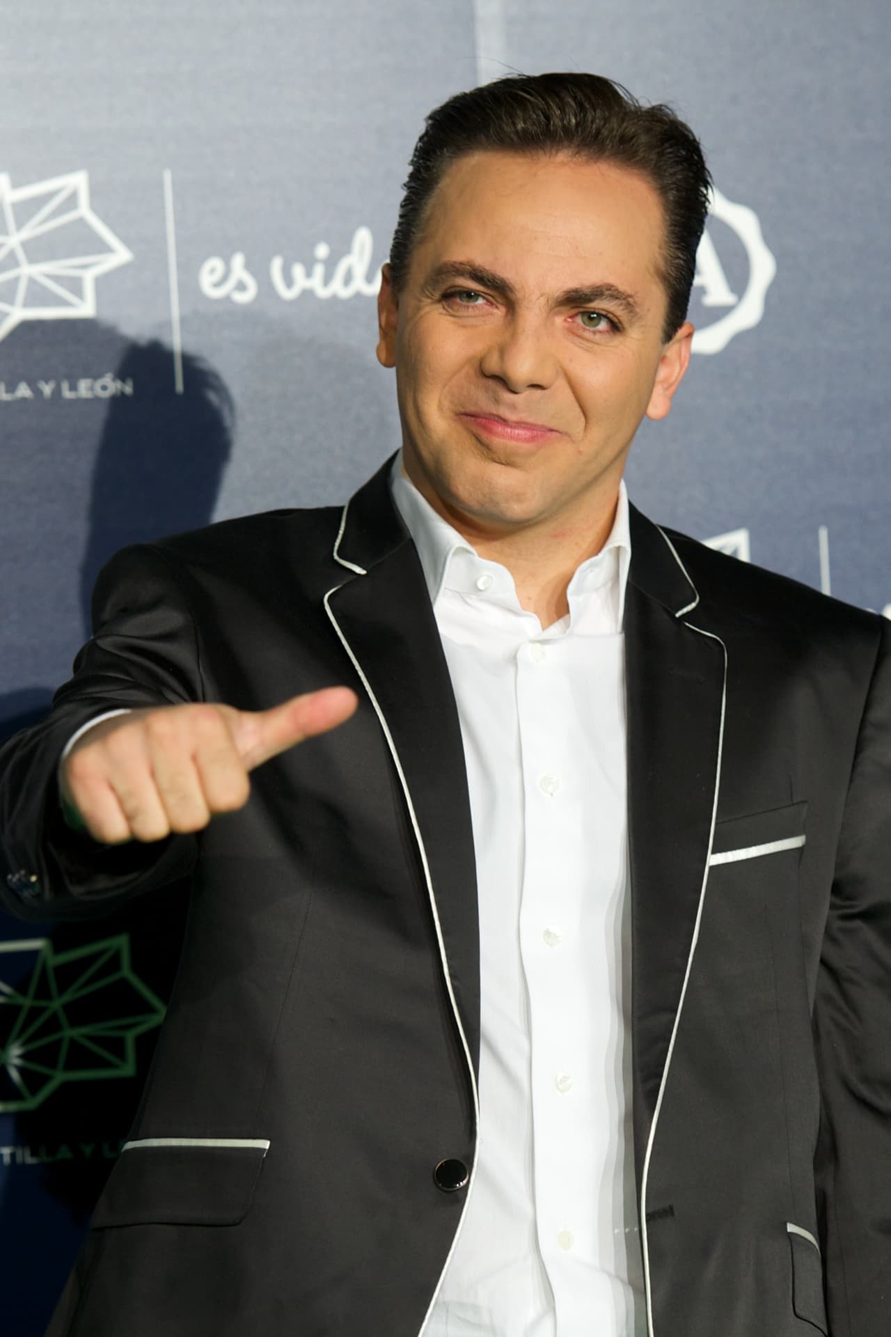 "En realidad no es mi intención estar vistiéndome de mujer ni hacerme la 'calzoncito' (en referencia a la foto que se sacóvistiendo sólo una tanga). Es algo que me parece simpático y provocador", dijo.