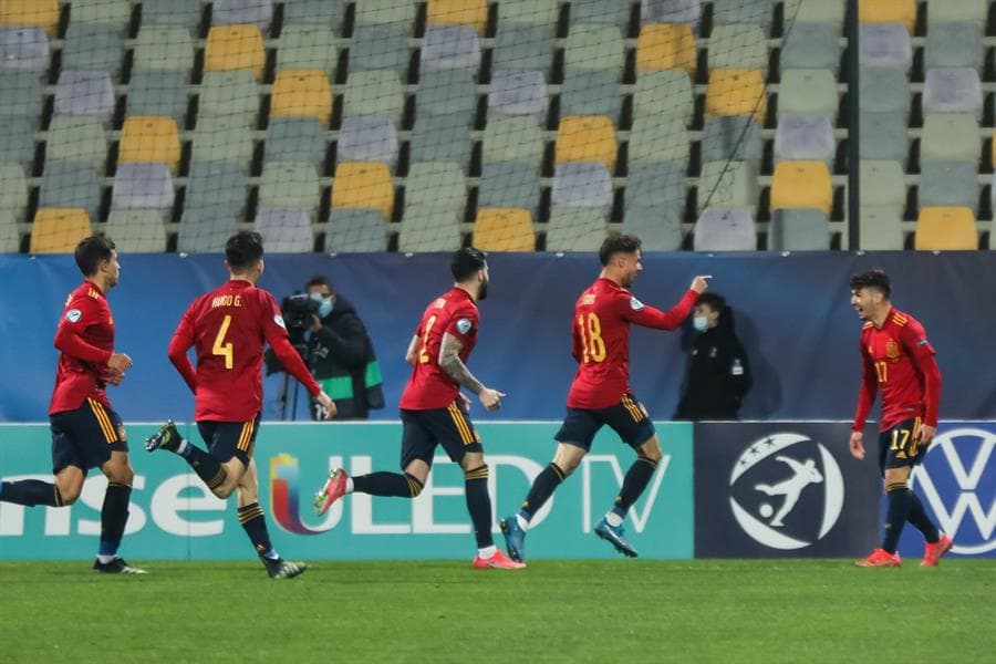 España arranca con victoria y golea a Eslovenia con marcador de 3-0. Javi Puado, Gonzalo Villar y Juan Miranda González fueron los autores de los goles para el conjunto español y se coloca líder de la tabla tras el empate de sus dos rivales, Italia y República Checa, durante la Eurocopa Sub-21.