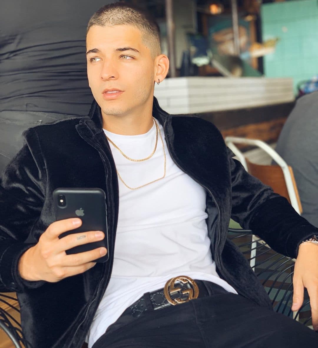 El cantante colombiano falleció tras recibir el impacto de una bala perdida mientras transitaba por una avenida de Medellín, Colombia.