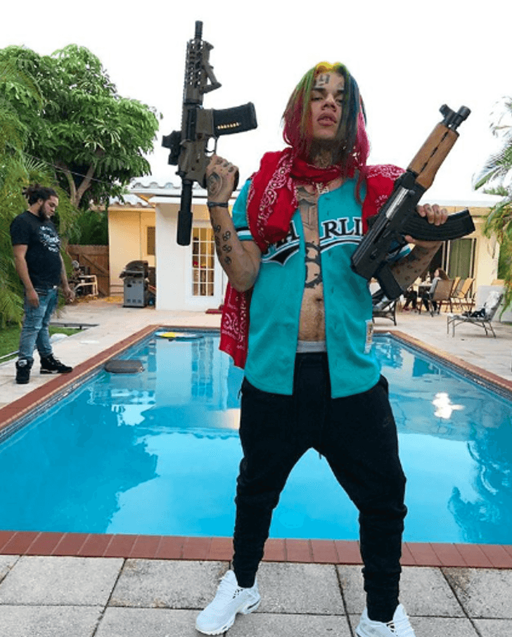 Su nombre real es 
<b>Daniel Hernández</b>, tiene 22 años, y nació y creció en Brooklyn, de madre mexicana y padre puertorriqueño.