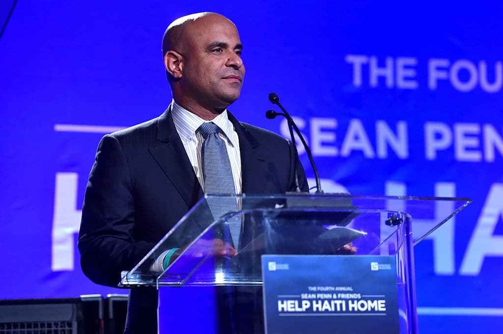 Laurent Lamothe habla en el escenario en la gala anual a beneficio de J/P Haitian Relief Organization el 10 de enero de 2015 en Los Ángeles, California.