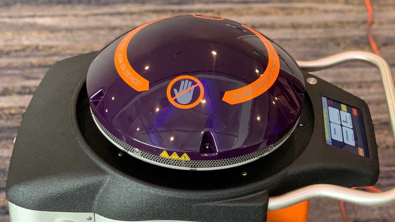 Un hotel de la ciudad de Houston ha desplegado robots de alta tecnología para desinfectar sus instalaciones en medio de la crisis del coronavirus.