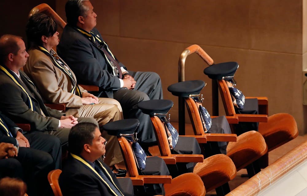 Asientos dedicados a los oficiales muertos en el tiroteo de Dallas.