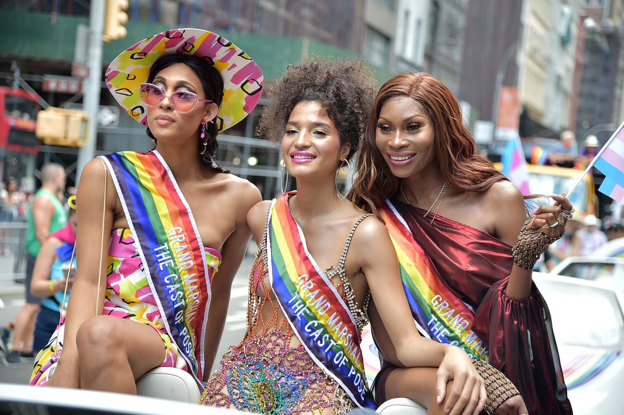 Las actrices MJ Rodriquez, Indya Moore y Dominique Jackson asisten a la Marcha del Orgullo