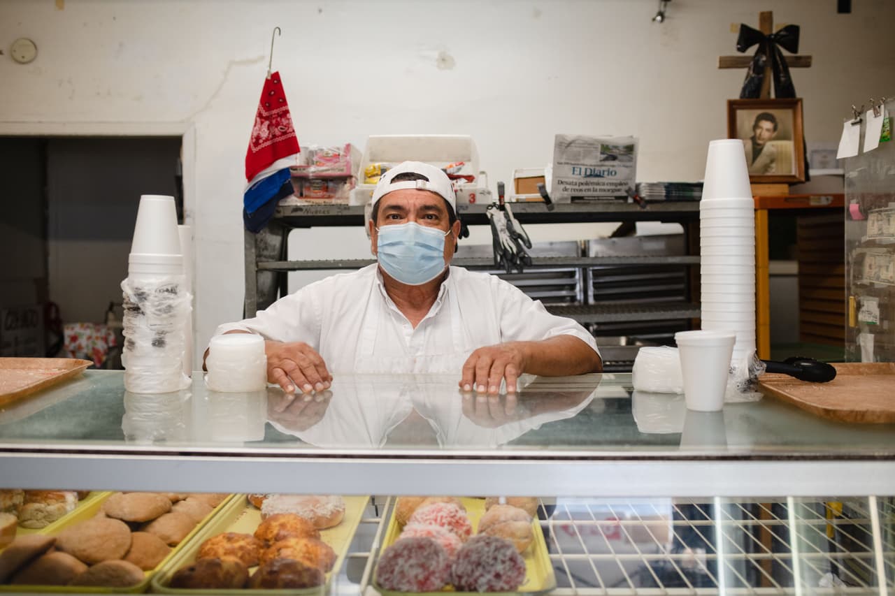 Robert Salas Jr. atiende la panadería Blue Seal Bakery en El Paso, Texas. Pese a que el estado registra un ritmo de aumento de más de un 10% de casos, la cifra que llevó al gobernador a establecer el mandato de mascarilla obligatoria hace tres meses, Abbott ha descartado que se tomen más medidas para prevenir contagios.