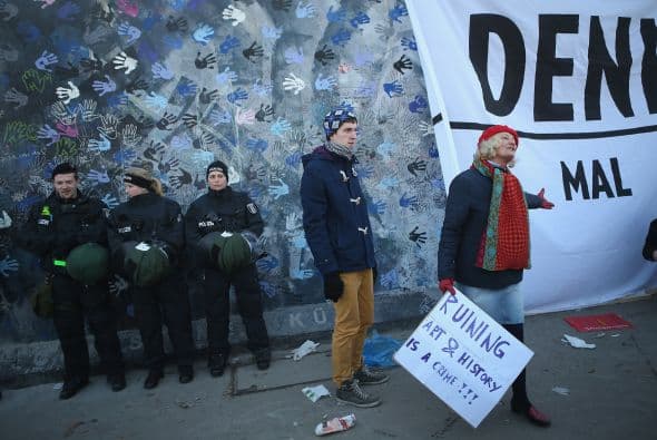 La concentración, en la que no se registró ningún incidente, consistió en una serie de actuaciones musicales e intervenciones desde un pequeño escenario de personas, entre ellas políticos y artistas, vinculadas de una u otra forma al Muro de Berlín.