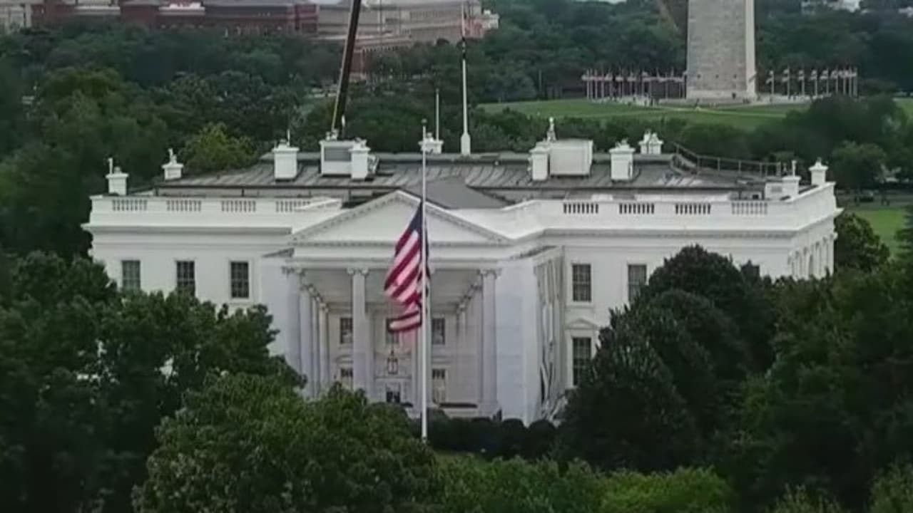 Muerte de Dolly Parton: Bandera de Casa Blanca ondea a media asta como ordenó Trump tras muerte de la estrella country