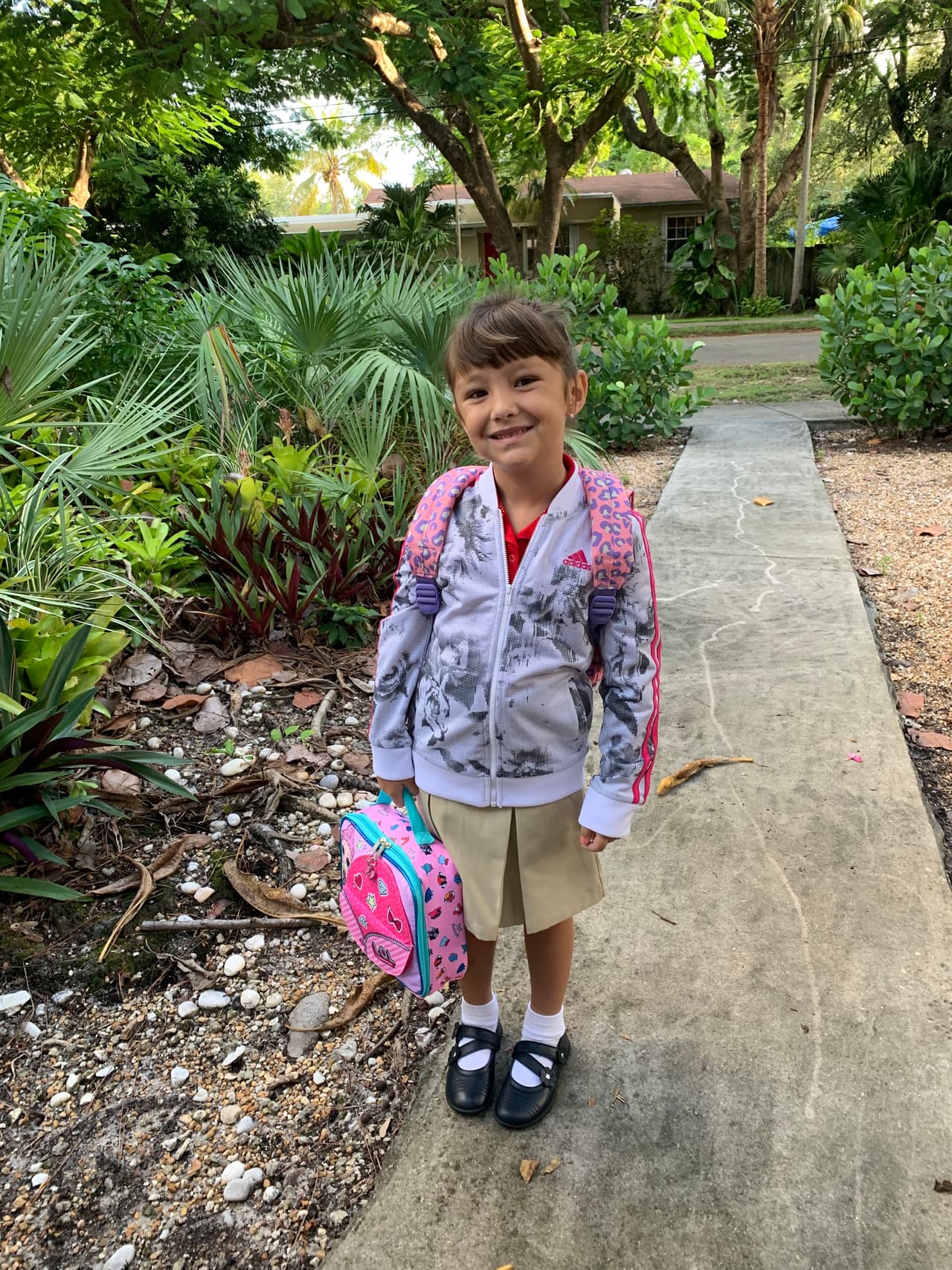 Stella, aunque con frío, salió de casa sonriente.