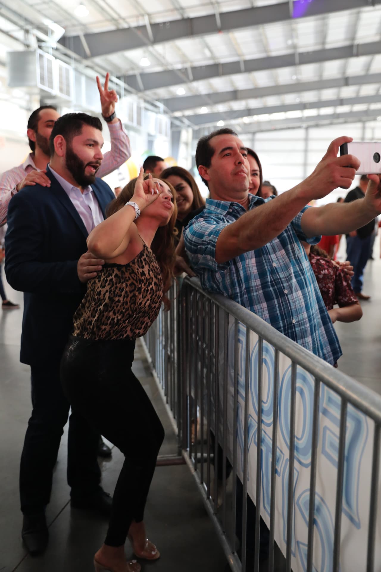 Y los locutores le demostraron su cariño a los radioescuchas presentes.