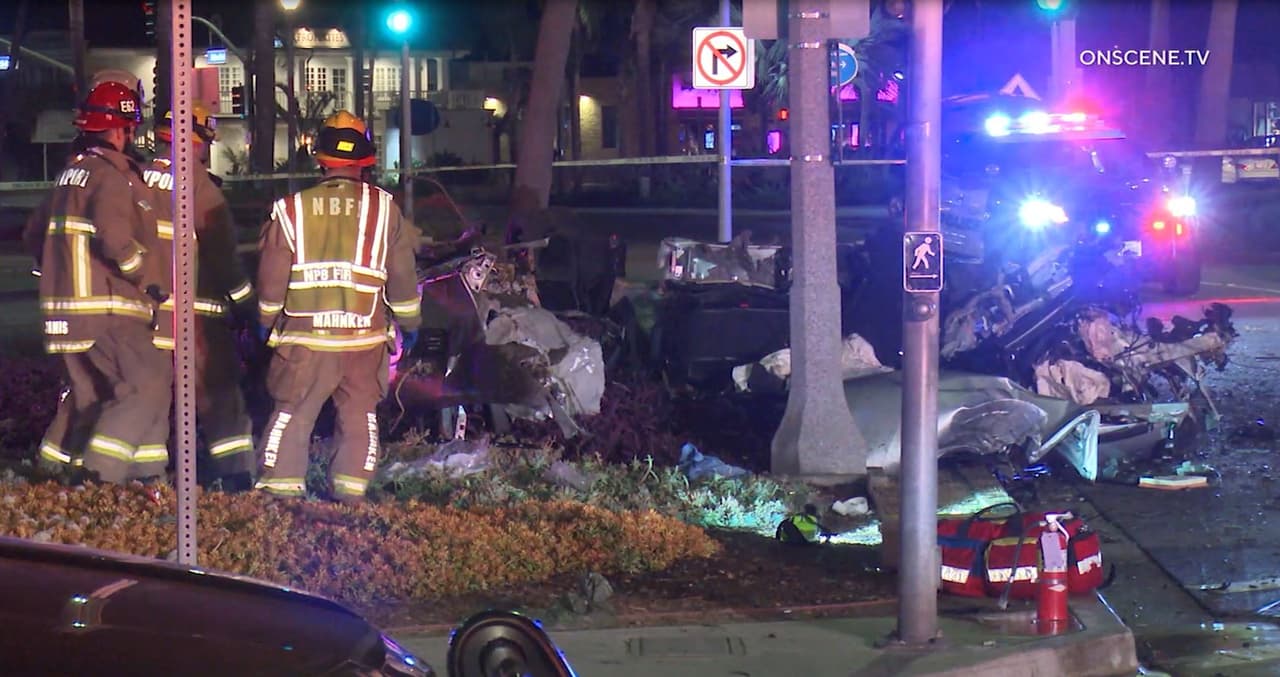 El impacto contra un poste de luz fue tan fuerte que el vehículo se partió en dos piezas.