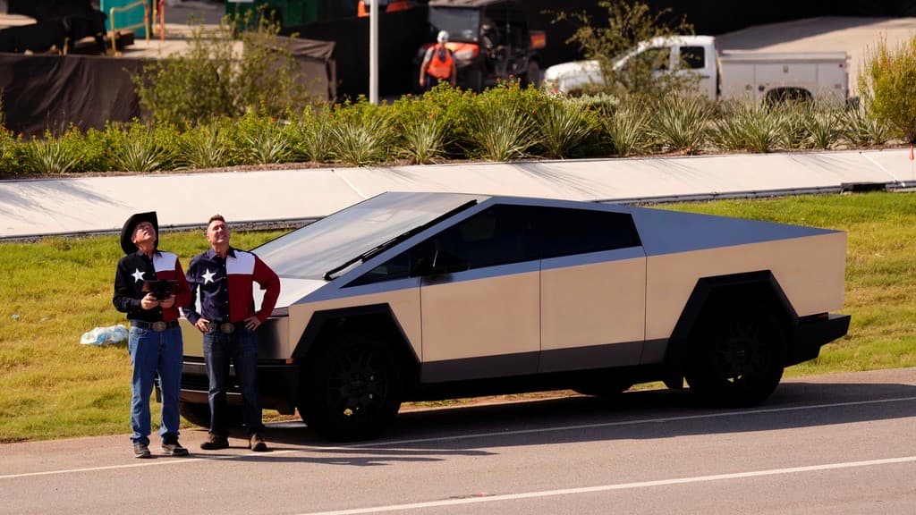 Tesla hace un 'recall' de unos 700,000 vehículos, incluidos su Cybertruck, por defecto en sistema de advertencias