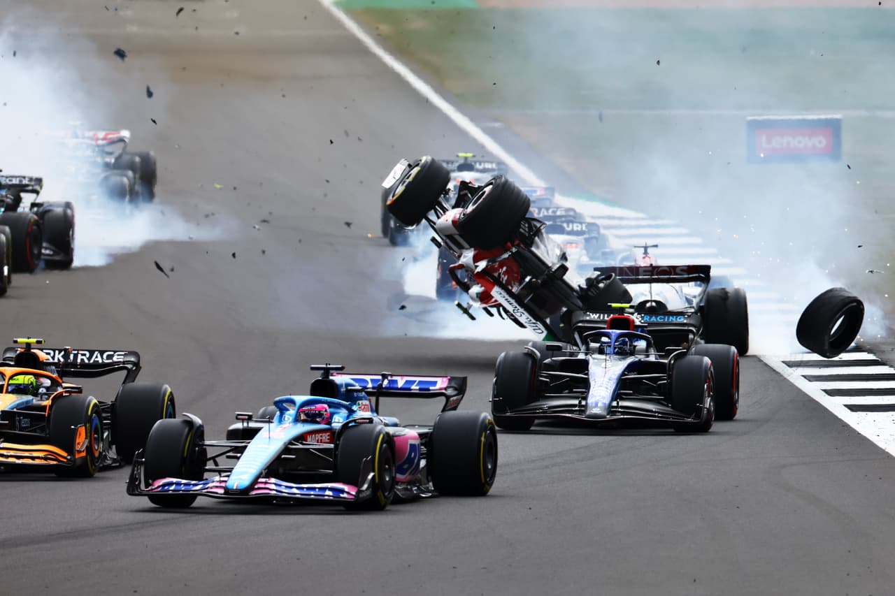 El GP de Gran Bretaña se vio interrumpido poco después de darse la salida a causa de un accidente que afectó a varios pilotos.