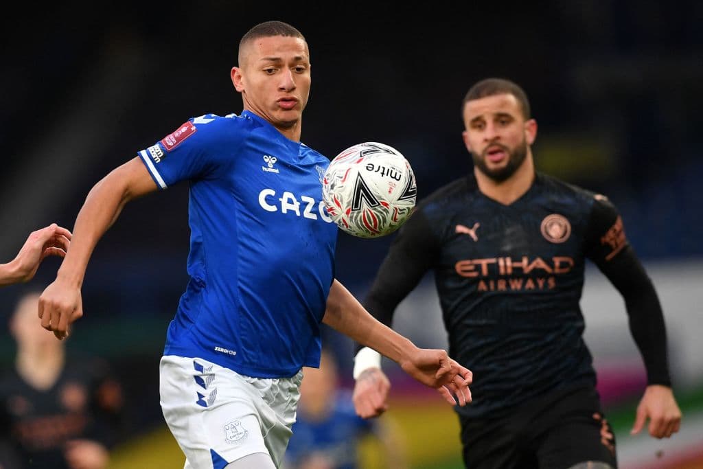 Gündogan (84’) y De Bruyne (90’) sentenciaron el cotejo en la recta final. Los de Guardiola atraviesan un gran momento: son primeros en la Premier y buscarán un lugar en Semis de Champions ante Dortmund.