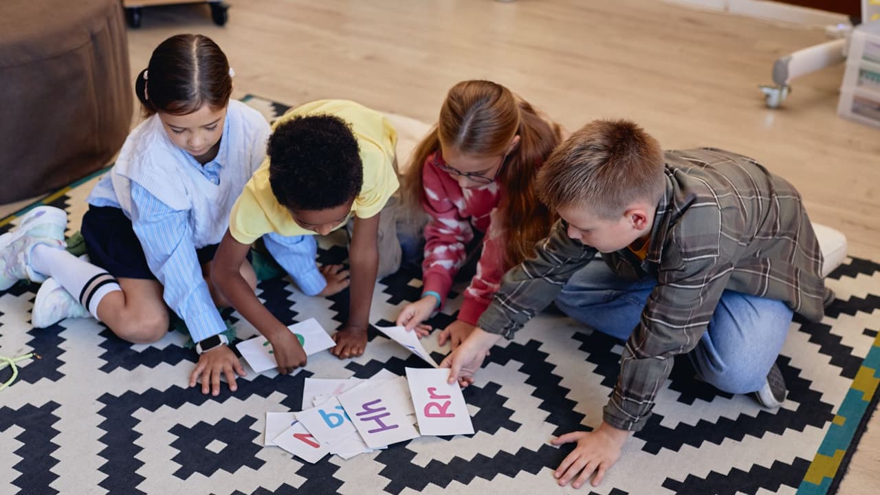 <a href="https://hcpl.net/" target="_blank">La Biblioteca del Condado de Harris</a> ofrece
<b> el programa ESL for Teens, pensado especialmente para adolescentes.</b> 
<br>Allí 
<b>los jóvenes se reúnen una vez por semana a practicar inglés con maestros voluntarios</b>, en un ambiente menos formal que la escuela.
<br>
<a href="https://hcpl.net/" target="_blank">🌐 hcpl.net</a>