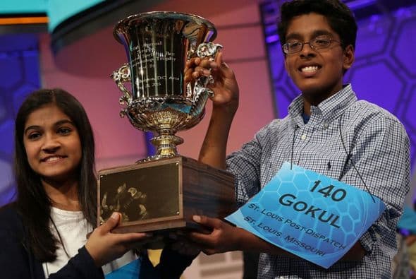 El Spelling Bee Nacional Scripps (concurso de deletreo) terminó el jueves con un empate por segundo año consecutivo, y una campeona y un campeón alzando el trofeo en medio de una lluvia de confetti.