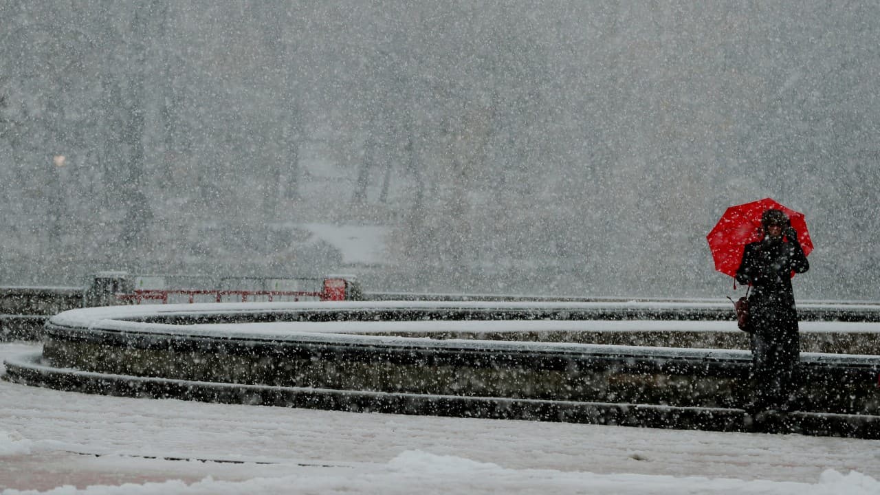 Más de 3,000 vuelos cancelados por tormenta de nieve en el noreste de EEUU