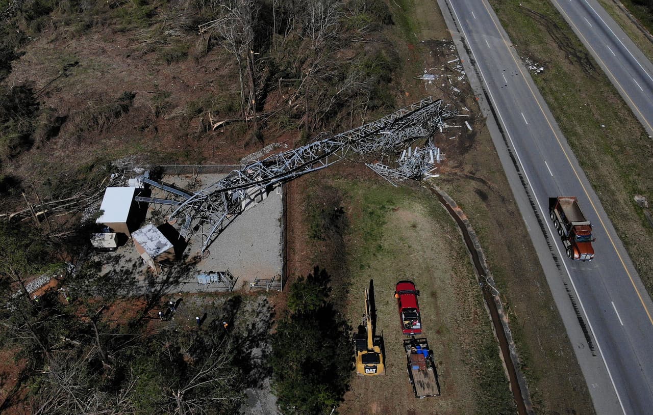 Una torre de telefonía celular derribada por un tornado en Smiths Station, unas 20 millas al este de Beauregard, Alabama.