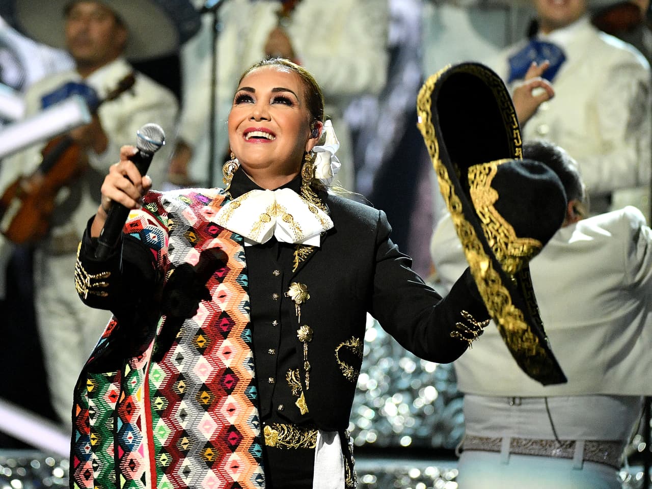 Ella es Aida Cuevas, conocida también como "La Reina de la Música Ranchera".