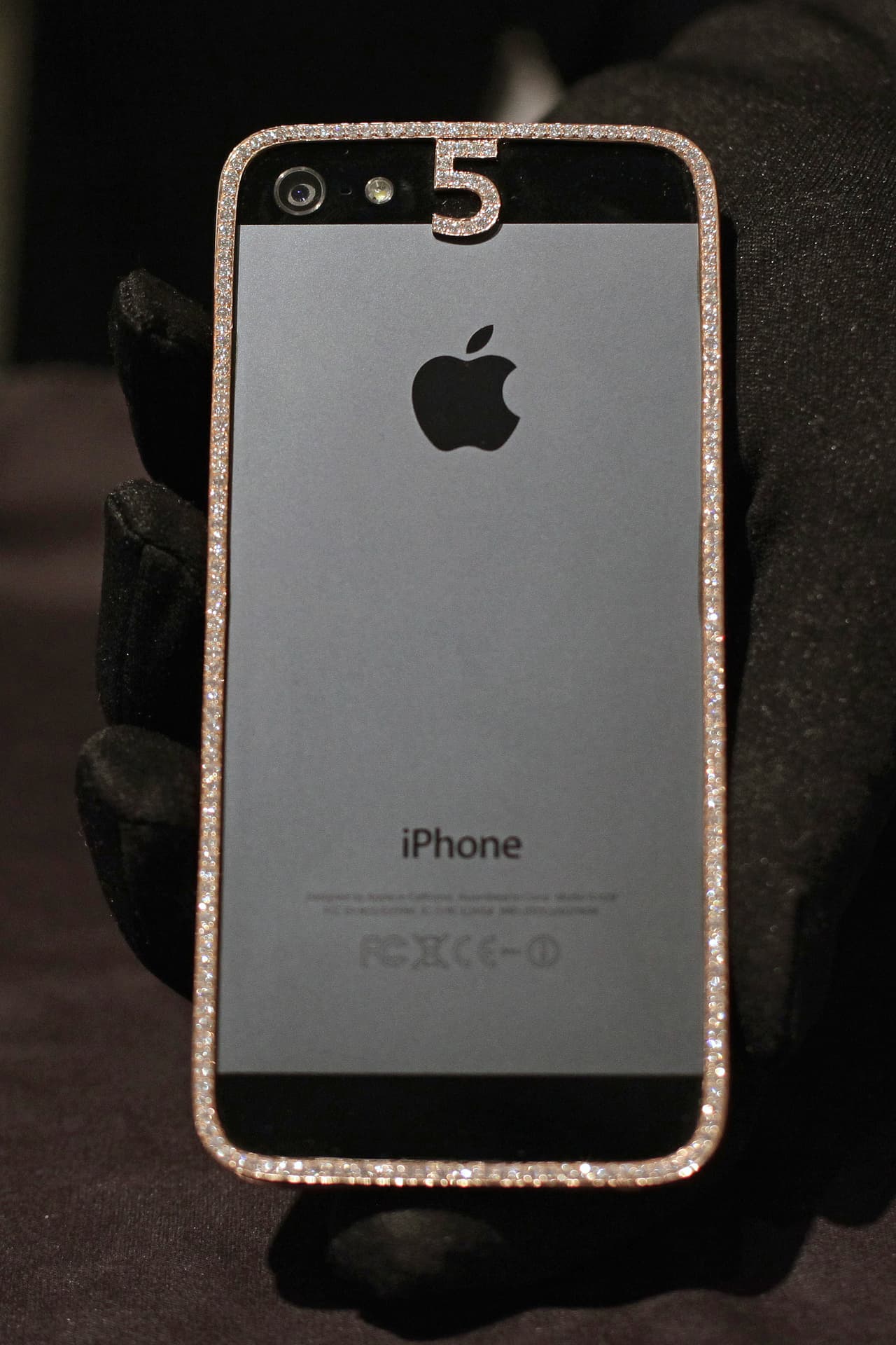 Hablando de cosas de uso común, Taylor es una fanática de compartir sus mejores momentos en Instagram y para eso bien podría usar el iPhone más caro del mundo, que tiene un valor de un millón de dólares. Es de oro puro y tiene incrustaciones de diamantes.