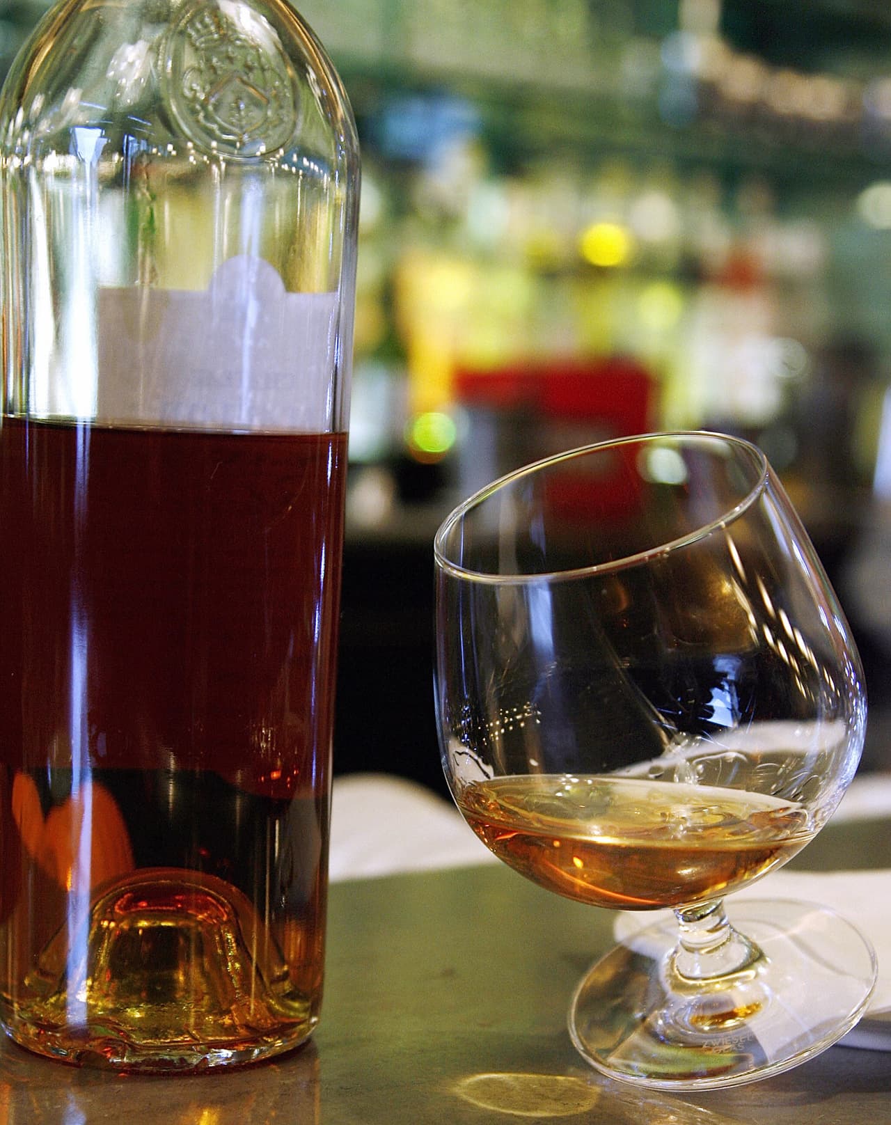 Y con lo que le sobra se puede comprar unas lindas copas para beberse cada gota de sus botellas.