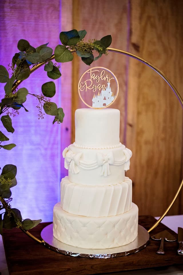El pastel de boda era blanco y con el castillo de cenicienta en el tope.