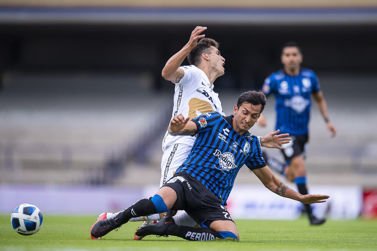 Pumas y Querétaro terminan el encuentro sin goles durante la cuarta Jornada del torneo Apertura Grita México 2021. La escuadra universitaria se quedó con 10 hombres al minuto 89' tras la expulsión de Fabio Álvarez por una patada. Los universitarios se enfrentarán ante Necaxa y los 'gallos blancos' ante Tigres en la próxima jornada.