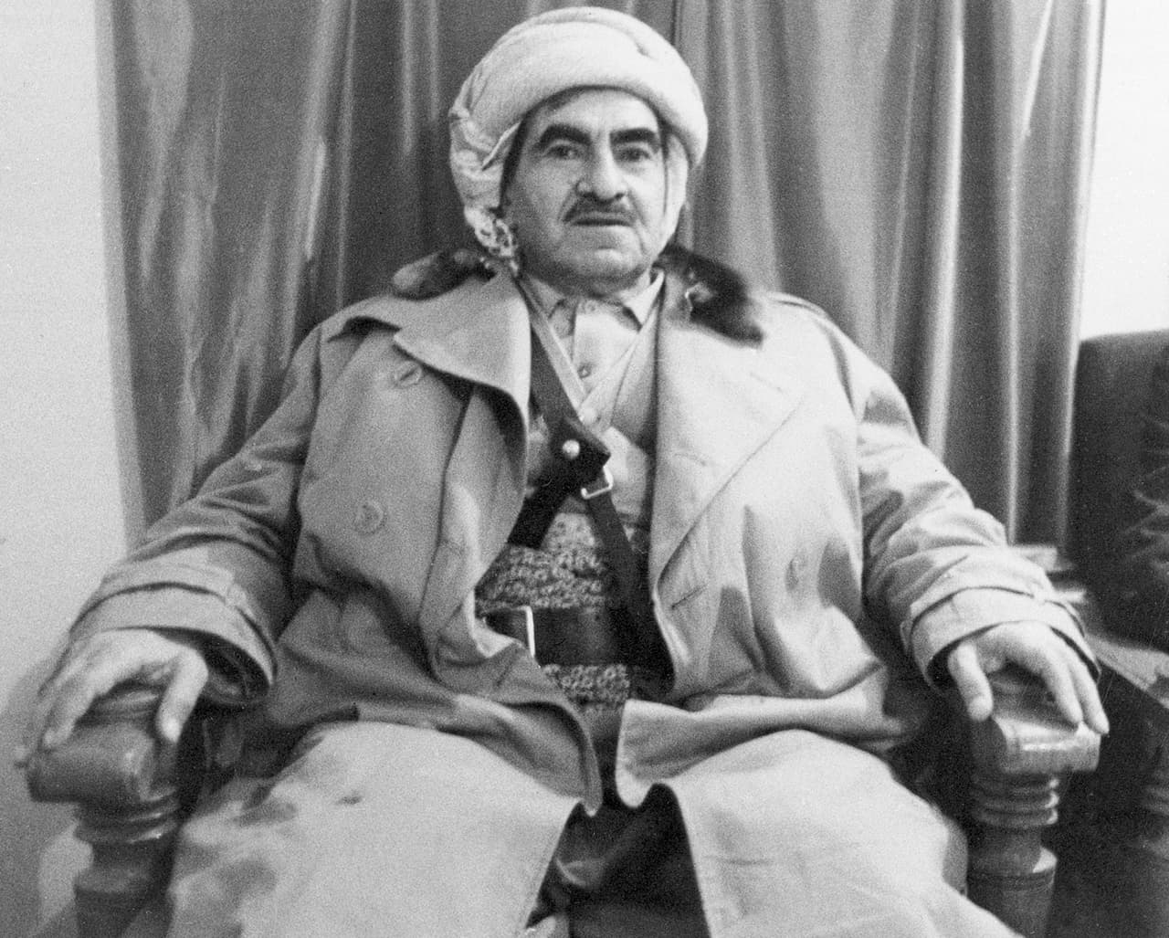 "
<b>Las traiciones de EEUU".</b> Dos eventos han quedado grabados en los recuerdos de los kurdos como traiciones de Washington. En 1972, EEUU ayudó a armar una insurrección de kurdos iraquíes contra Irak. Lo hizo en nombre de Irán, entonces gobernado por un aliado estadounidense que deseaba presionar al gobierno iraquí por una disputa fronteriza. Tres años después se firmó un acuerdo limítrofe y se canceló el flujo de armas a los rebeldes. El entonces líder kurdo Mustafá Barzani (en la fotografía) le pidió apoyo al secretario de Estado Henry Kissinger, pero la ayuda estadounidense terminó y el gobierno iraquí aplastó la rebelión kurda.