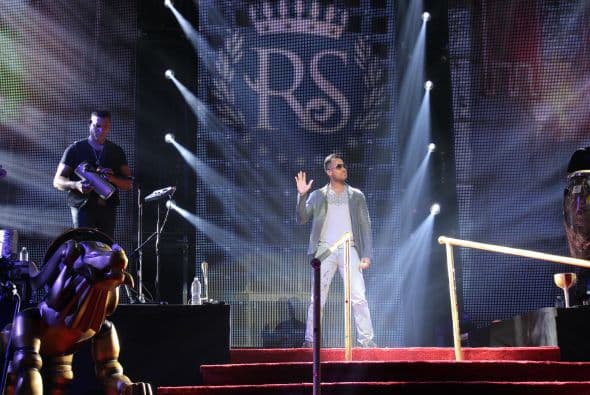 El Rey de la Bachata tuvo casa llena en el Toyota Center este miércoles, ve aquí las mejores imágenes de la noche.