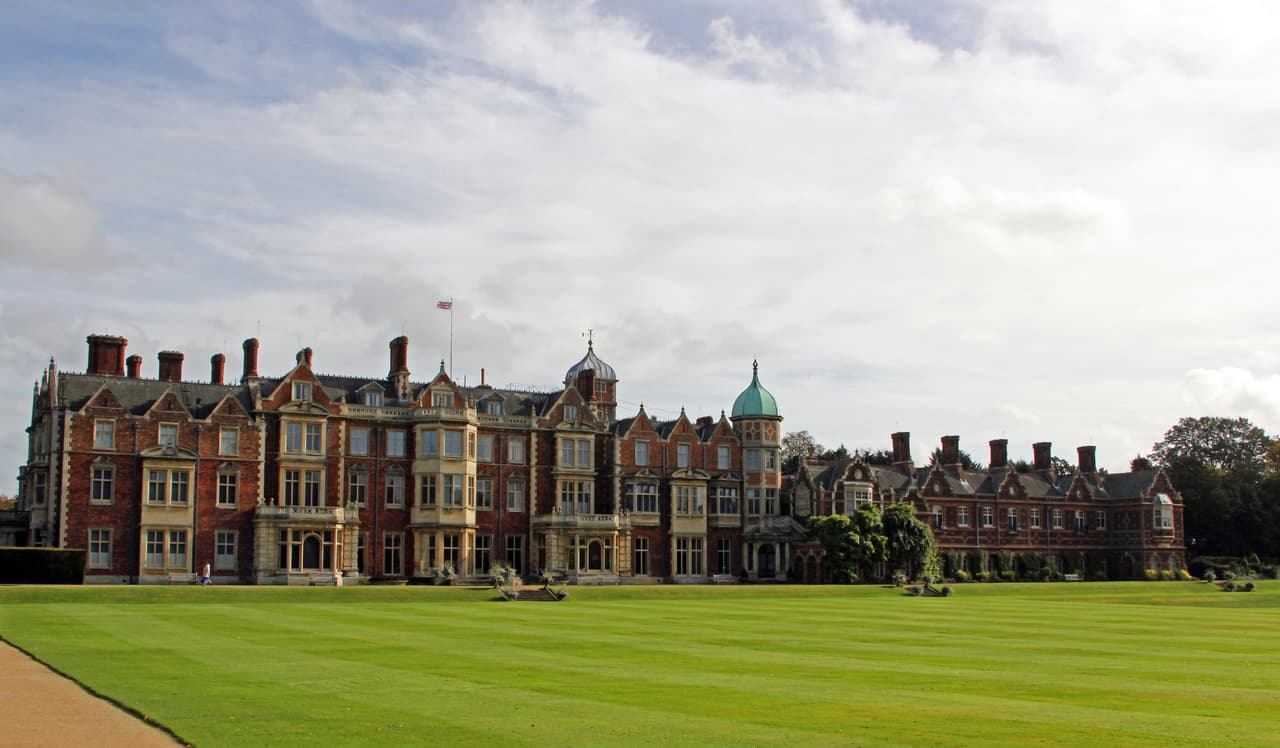Palacio de Sandringham 
<br> Estas paredes que se encuentran en 8000 hectáreas dan empleo a más de 200 personas para su mantenimiento. Albergó a la Familia Real durante la Segunda Guerra Mundial y era el lugar favorito del nieto de la reina Victoria, Jorge V.
