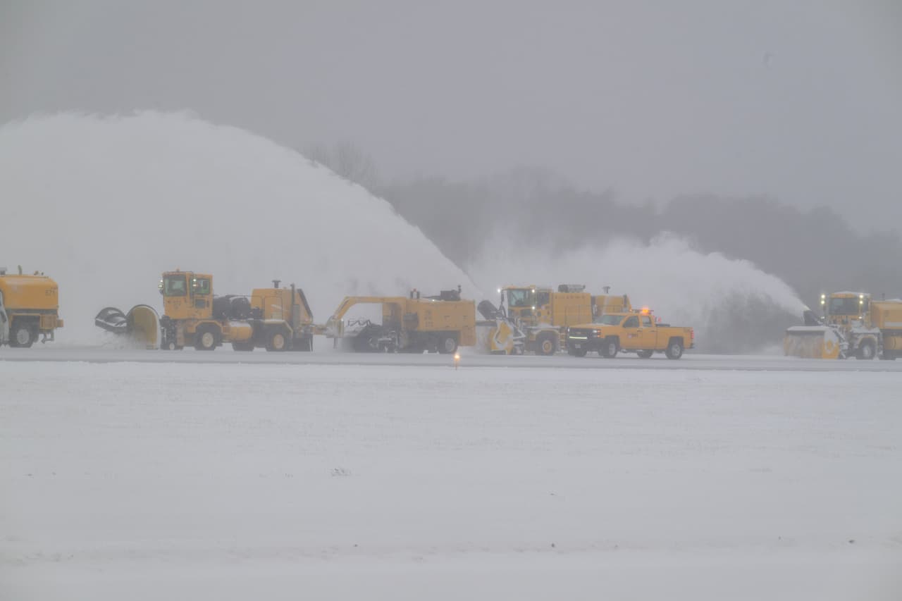 Alcaldes de los distintos condados y ciudades que conforman el DMV hicieron lo propio y activaron planes de emergencia, llenaron de salmuera las calles, movilizaron maquinaria para limpiar las principales avenidas para evitar accidentes.