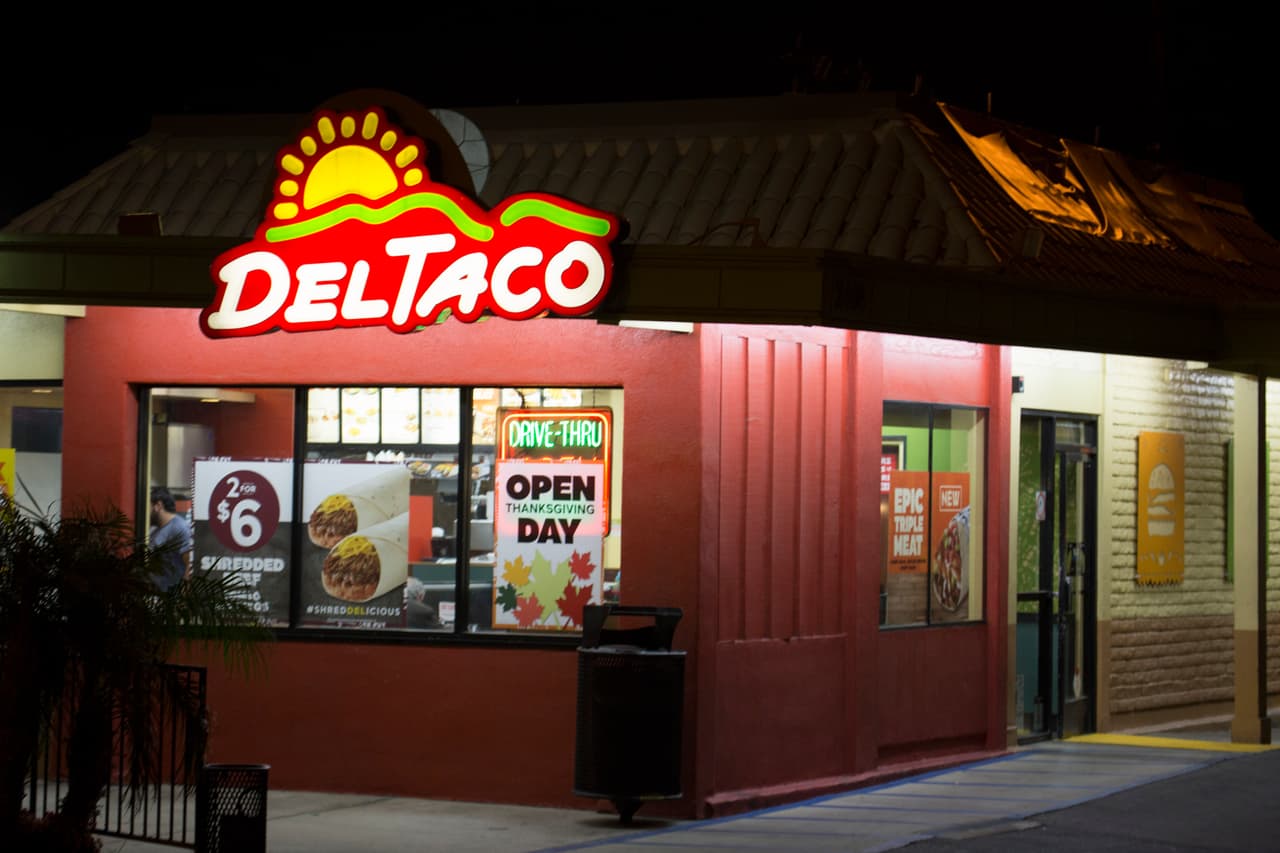 <b>Puesto 4. Del Taco.</b> El primer restaurante de esta cadena 
<a href="https://deltaco.com/"><u>abrió en Yermo, California en 1964</u></a>. Tiene cerca de 600 locales en 15 estados y en 2019 tuvo una ganancia de 851 millones de dólares.