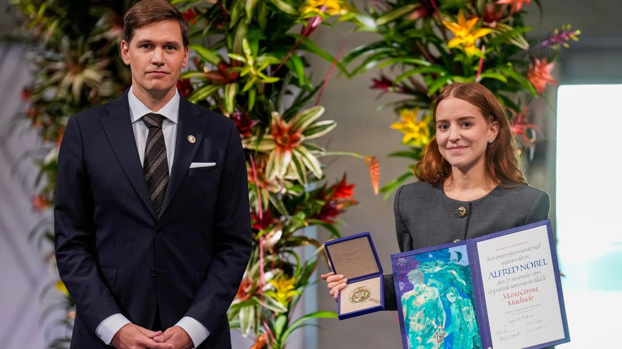 El momento en que la hija de María Corina Machado recibe en nombre de su madre el Premio Nobel de la Paz