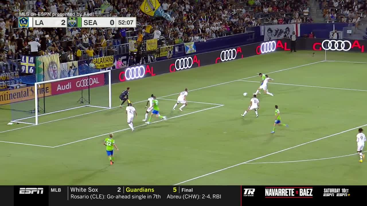 Pase perfecto de Raúl Ruidíaz y definición de primera de Kelyn Rowe acercan a Seattle 2-1