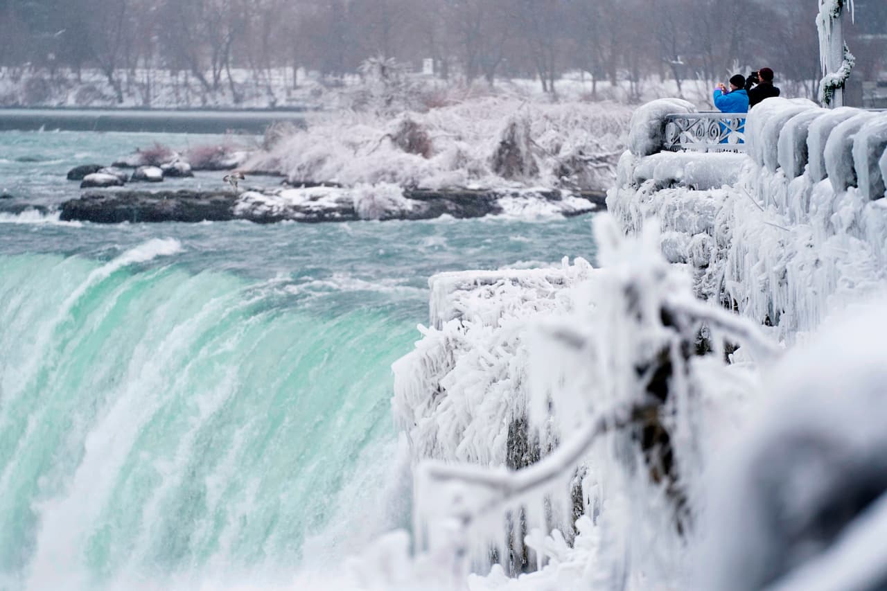 En algunas zonas, el agua de la superficie del río se congeló y la niebla helada cubrió de hielo las ramas de los árboles y las barandillas del Parque Estatal Cataratas del Niágara, un importante punto turístico entre Estados Unidos y Canadá.