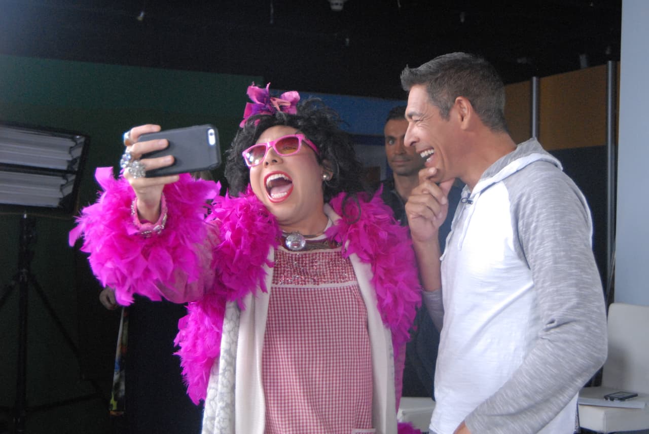 Doña Rosa moría de ganas de estar bien cerquitita de Johnny.