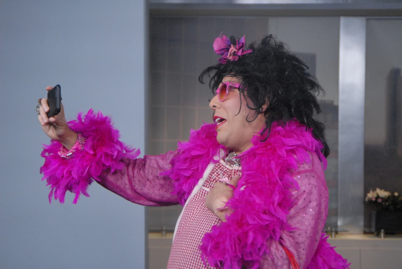 Como toda una celebridad Doña Rosa irrumpió en el estudio.