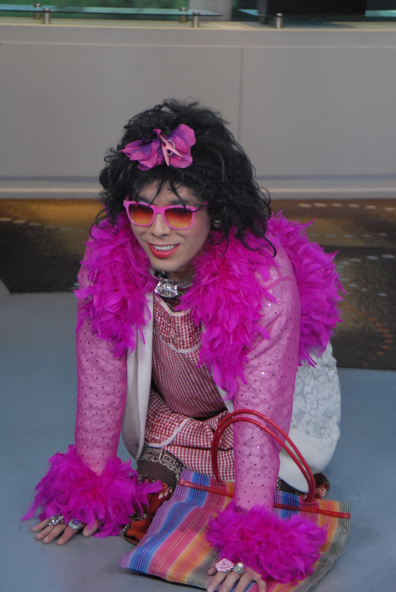 Casi, casi se puso a sus pies.