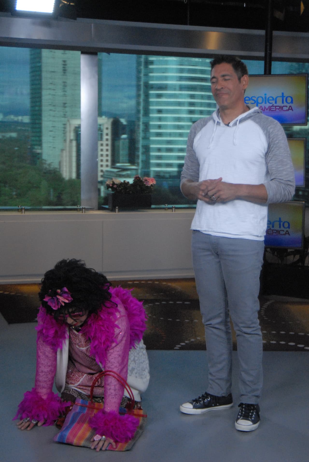 Oopss! Johnny no se imaginaba la propuesta que le tenían.