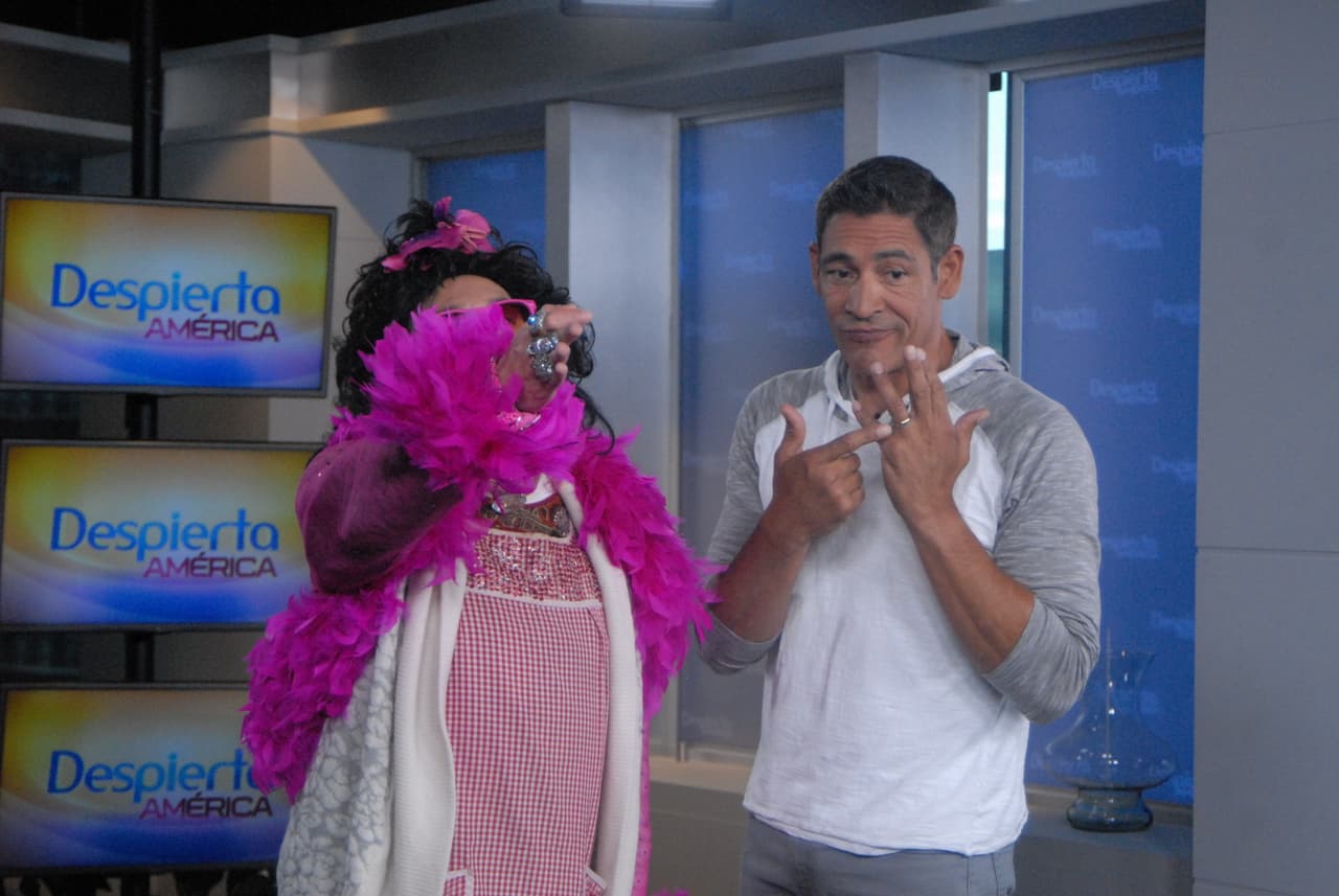 Doña Rosa quiere todo, todo con Johnny aunque sea casado.