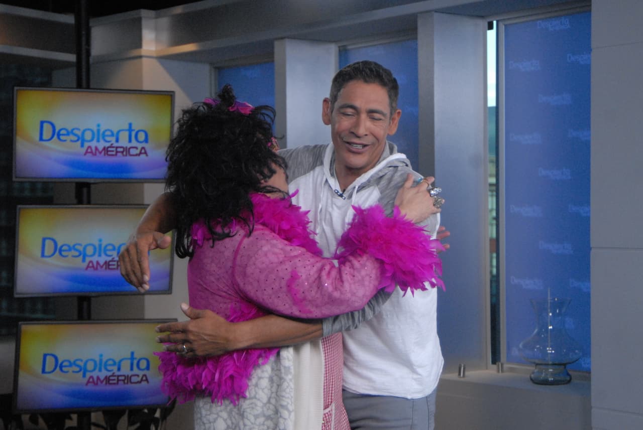 Así poquito a poco estrecharon sus cuerpos.