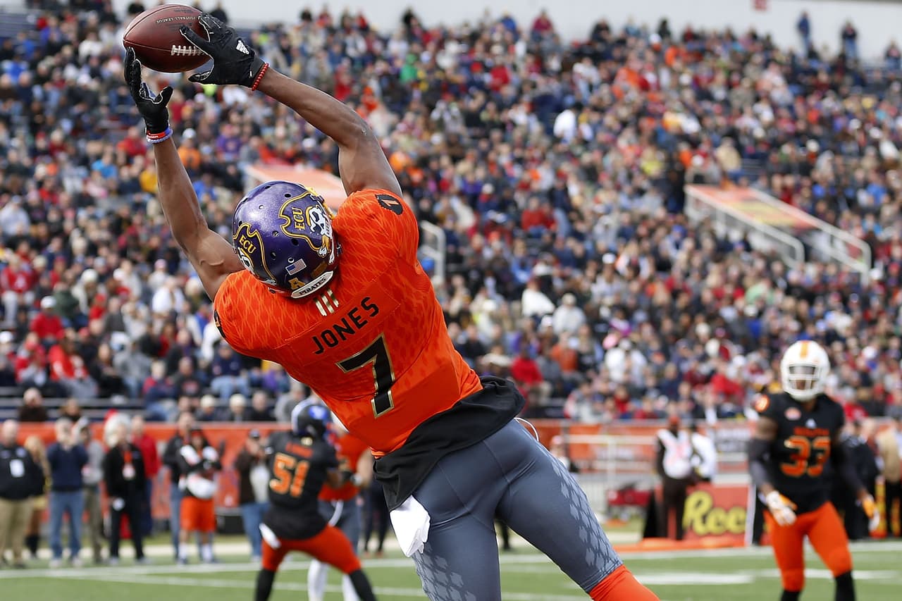 Zay Jones recibió una invitación al Senior Bowl y allí mostró su capacidad con excelente actuación.