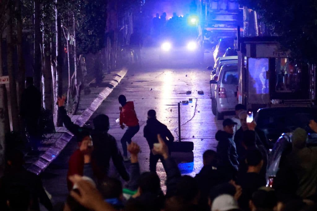 La manifestación dericó en un duro enfrentamiento contra las autoridades, que repondienron disparando granadas de gas lacrimógeno.
