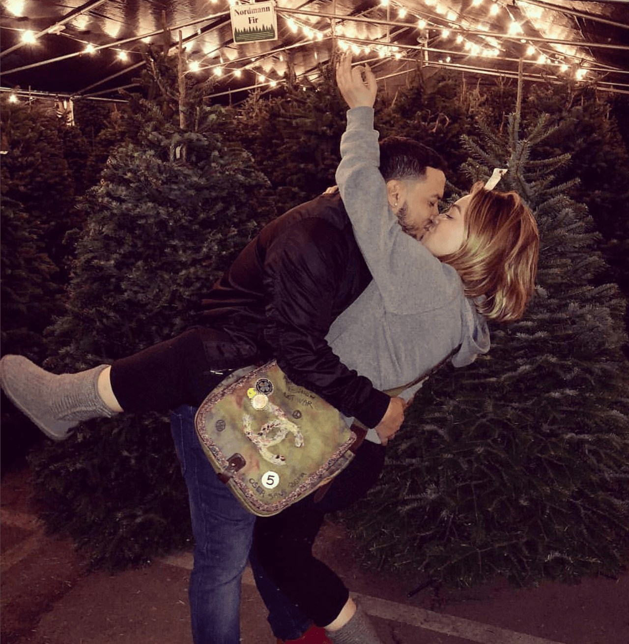 Lorenzo Méndez y 'Chiquis' Rivera también están muy entusiasmados por estas fechas y así fue cómo escogieron el árbolito en medio de un romántico momento.